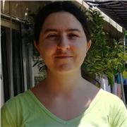 Profesora de inglés imparte clases a niños de todas las edades